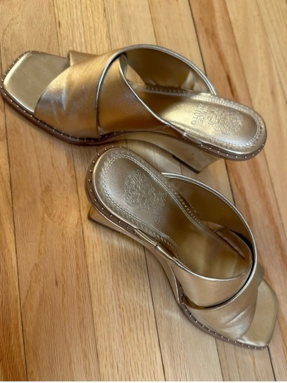 Vince Camuto SAFFTI Metallic Gold Cross-Band Slide 8.5M